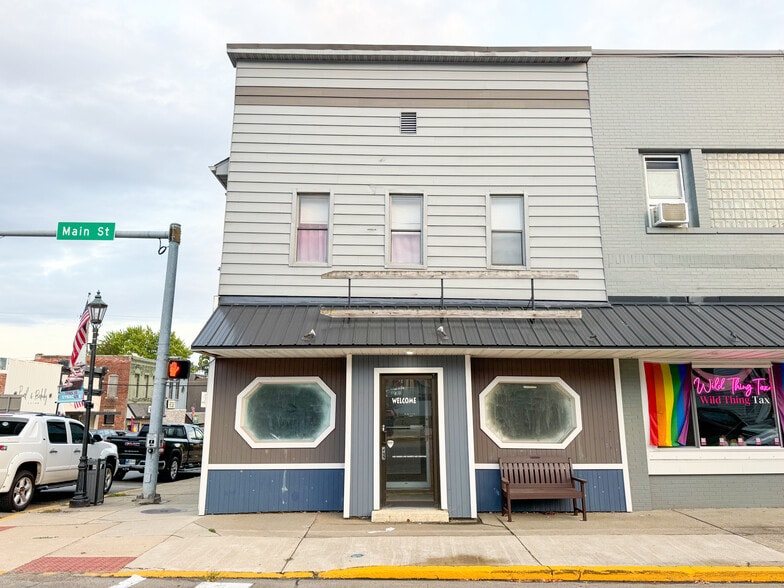 101 W Main St, Syracuse, IN for lease - Building Photo - Image 2 of 39