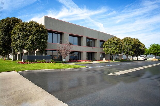 601 S Acacia Ave, Fullerton, CA à louer - Photo du bâtiment - Image 2 de 8