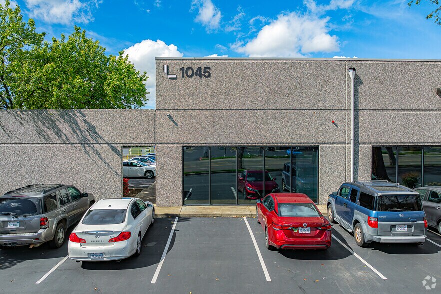 1045 W National Dr, Sacramento, CA à louer - Photo du bâtiment - Image 3 de 12