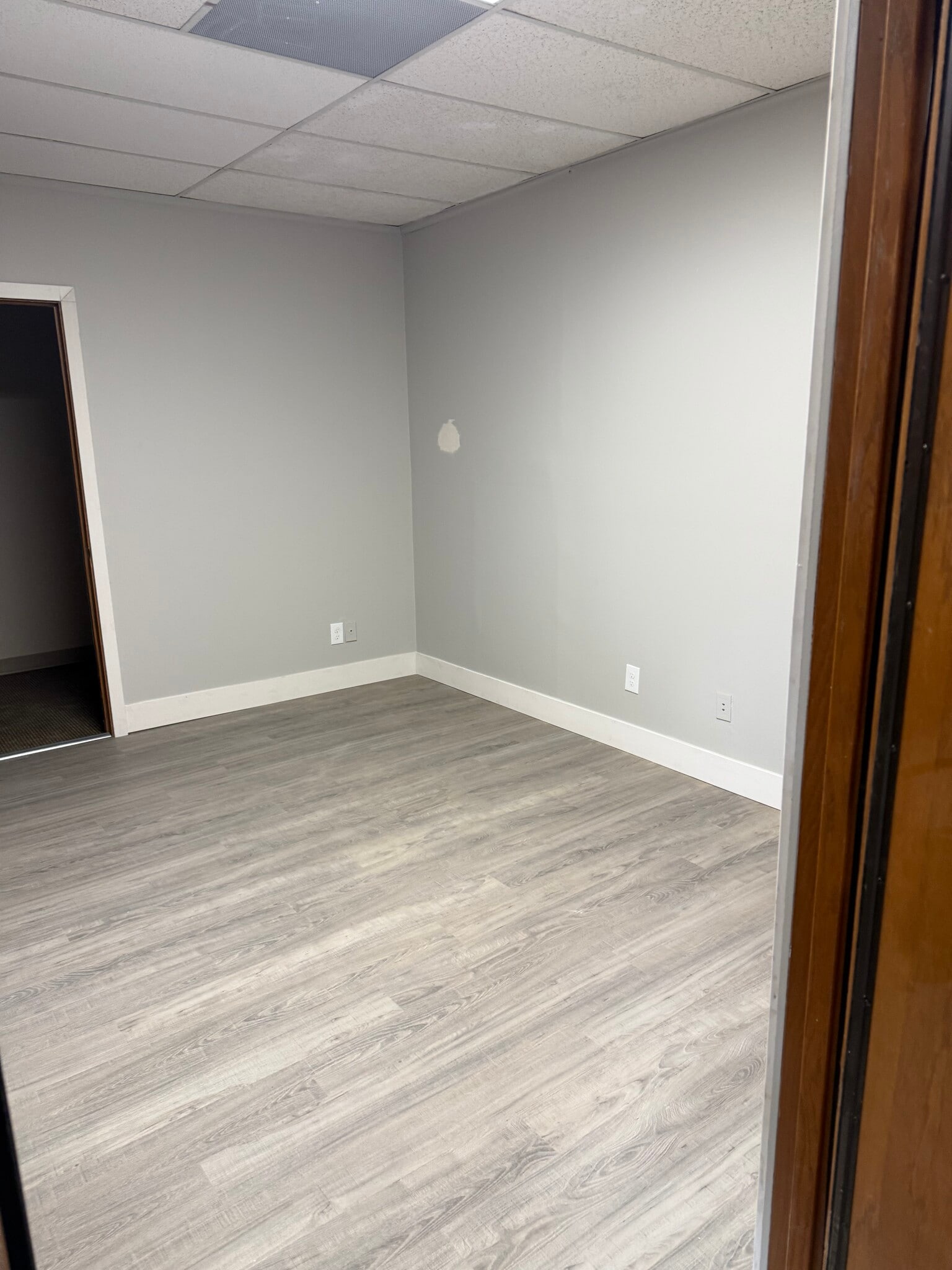 8835 SW Canyon Ln, Portland, OR for lease Interior Photo- Image 1 of 3