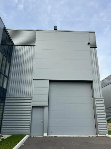 Flex in Chanteloup-en-Brie for sale - Building Photo - Image 2 of 12