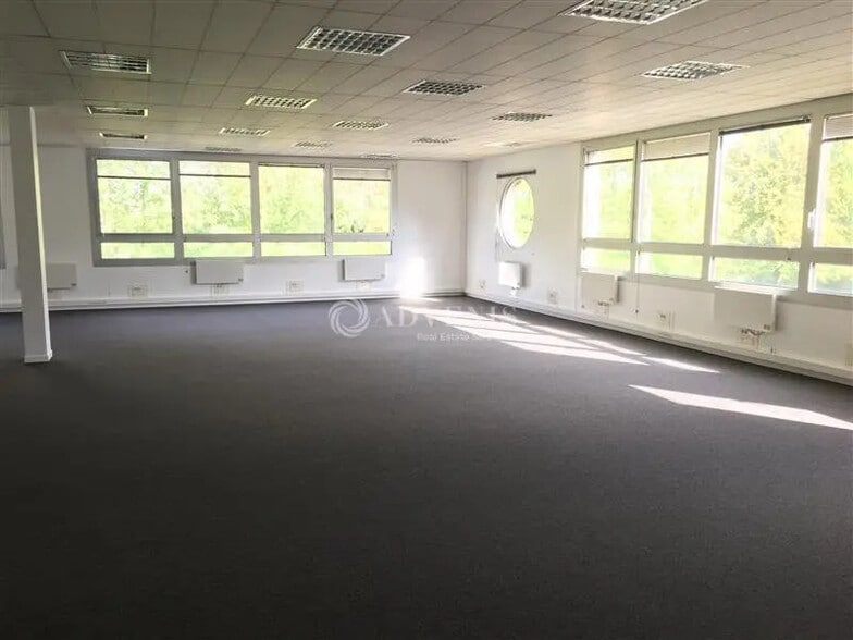 Bureau dans Émerainville à louer - Photo intérieure - Image 2 de 10