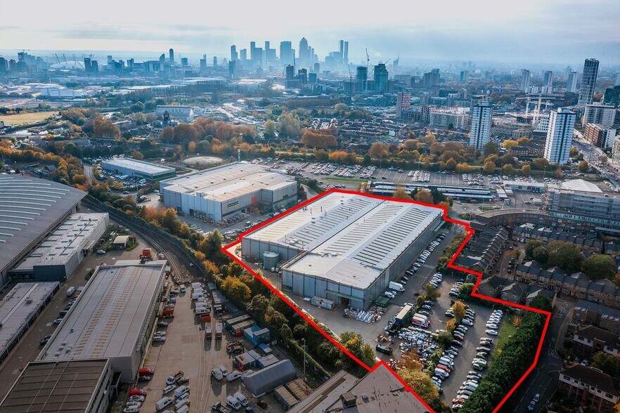 Rick Roberts Way, Londres à louer - Photo du bâtiment - Image 2 de 7