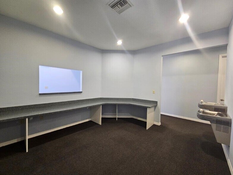 13047 W Linebaugh Ave, Tampa, FL à vendre - Photo intérieure - Image 3 de 9