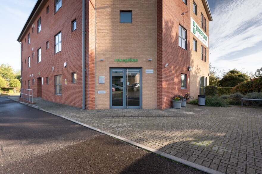 Caxton Clos, Andover for lease - Interior Photo - Image 1 of 10
