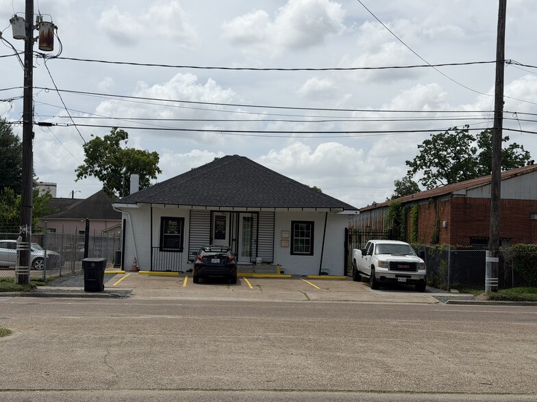 304 S Lockwood Dr, Houston, TX for sale - Building Photo - Image 1 of 21