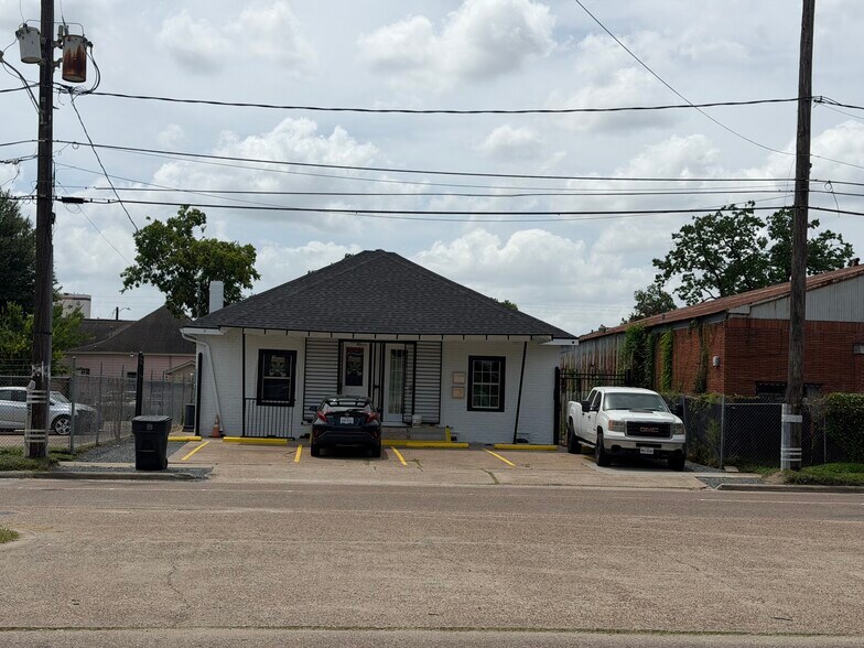 304 S Lockwood Dr, Houston, TX à vendre - Photo du bâtiment - Image 1 de 23
