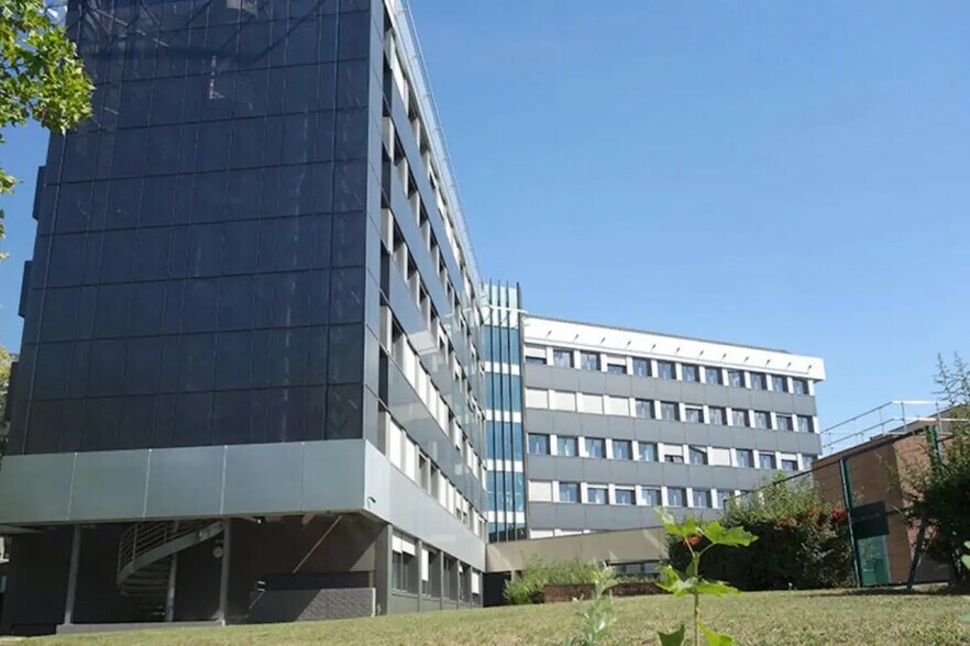 4 Avenue Pablo Picasso, Nanterre à louer - Photo du bâtiment - Image 3 de 14