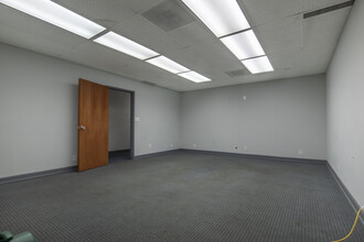 5723-5733 Manchester Ave, Saint Louis, MO for lease Interior Photo- Image 2 of 6