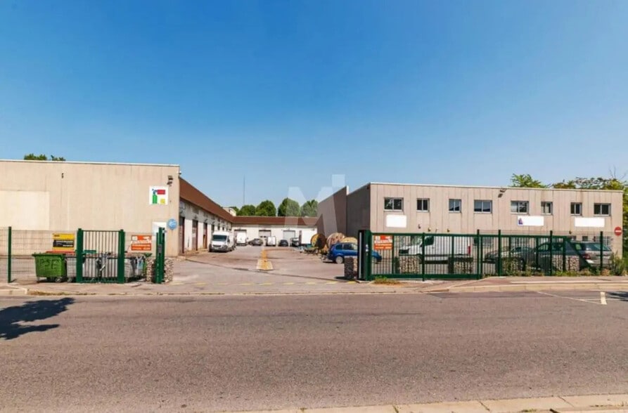 Office in Grigny for lease - Building Photo - Image 1 of 9