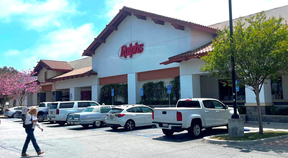 Ventu Park Center portfolio of 2 properties for sale on LoopNet.ca - Building Photo - Image 3 of 5