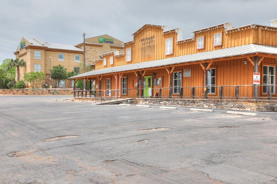 520 Granite Ave, Fredericksburg, TX à vendre - Photo du bâtiment - Image 2 de 13