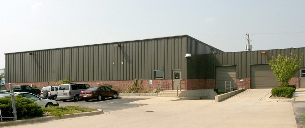 46001 Five Mile Rd, Plymouth, MI à louer - Photo du bâtiment - Image 3 de 5