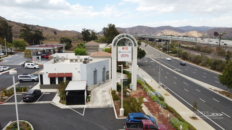 4330 Green River Rd, Corona, CA à louer - Photo du bâtiment - Image 2 de 5