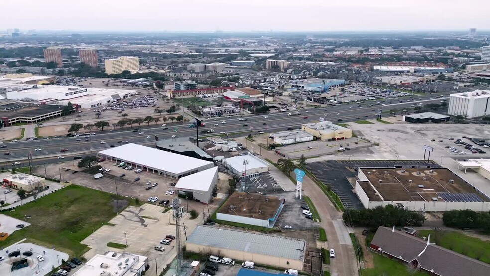 6816 Larkwood Dr, Houston, TX à louer - Vidéo sur l’inscription commerciale - Image 2 de 30