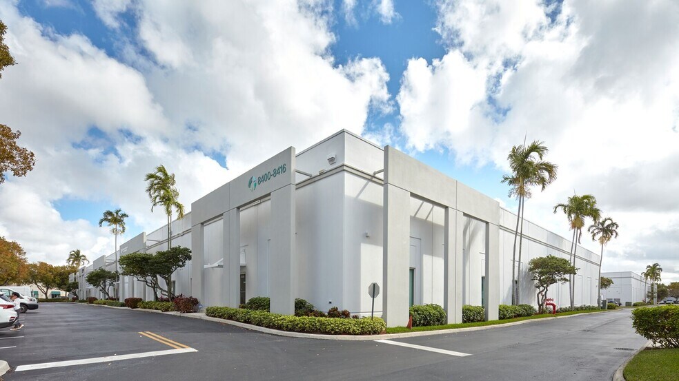 8400-8416 NW 17th St, Miami, FL à louer - Photo du bâtiment - Image 1 de 1