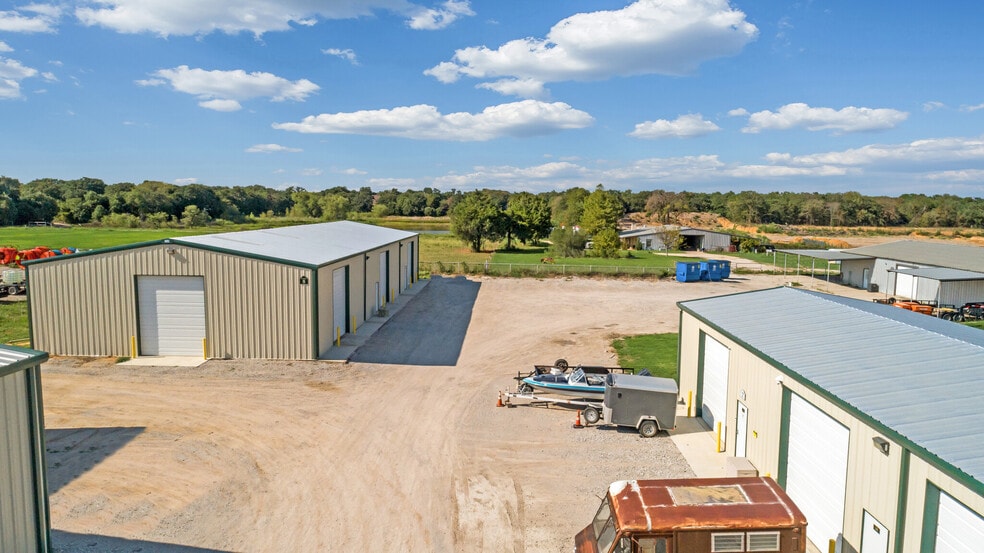 9053 Ike Byrom Rd, Aubrey, TX à louer - Photo du bâtiment - Image 3 de 10