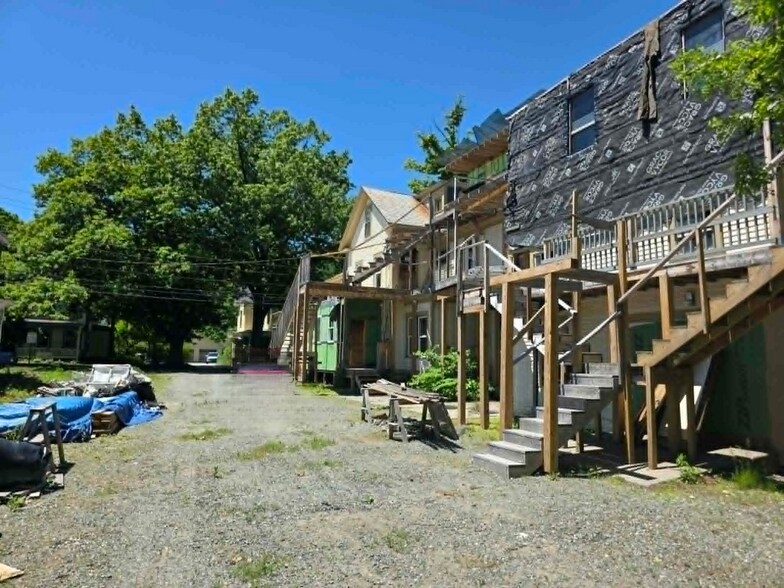 33 Oak St, Brattleboro, VT à vendre - Photo du bâtiment - Image 3 de 18