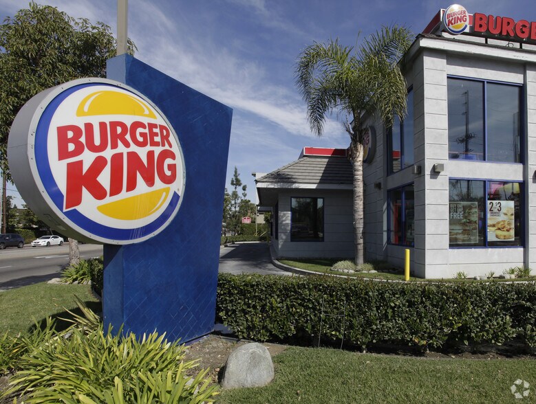 2751 W Orangethorpe Ave, Fullerton, CA à louer - Photo du bâtiment - Image 3 de 5