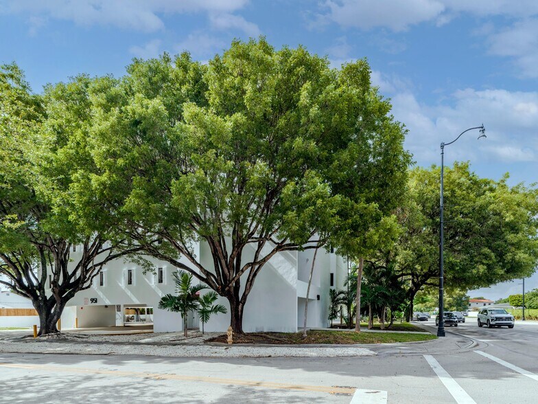 951 S Le Jeune Rd, Coral Gables, FL à vendre - Photo du bâtiment - Image 2 de 34