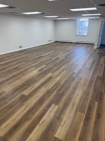 496 W Ann Arbor Trl, Plymouth, MI for lease - Interior Photo - Image 3 of 5