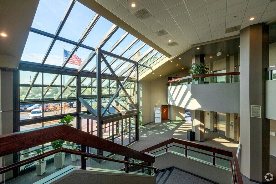 2300 Haggerty Rd, West Bloomfield, MI à louer - Hall d’entrée - Image 3 de 9