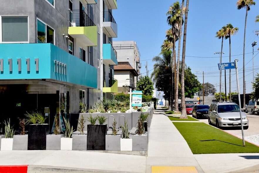 11111 Cumpston St, North Hollywood, CA à vendre - Photo du bâtiment - Image 2 de 5