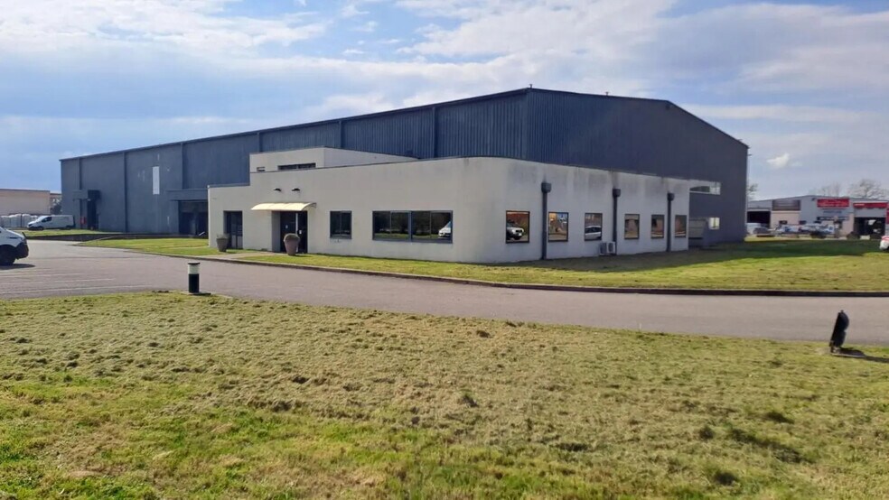 Flex dans Saint-André-de-Corcy à louer - Photo du bâtiment - Image 1 de 6