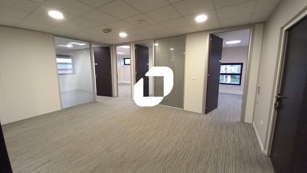 Medical in Loos for lease - Building Photo - Image 2 of 11