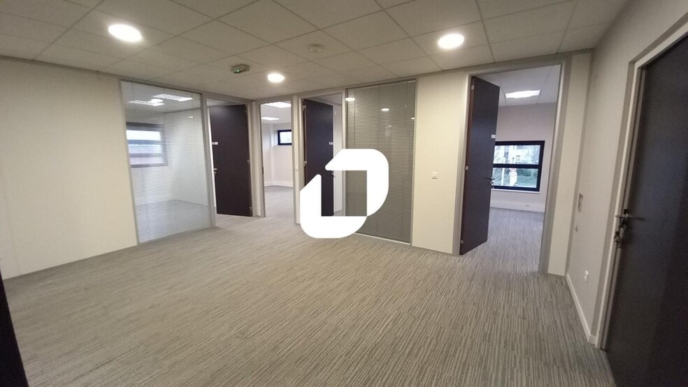 Office in Loos for lease - Interior Photo - Image 2 of 11