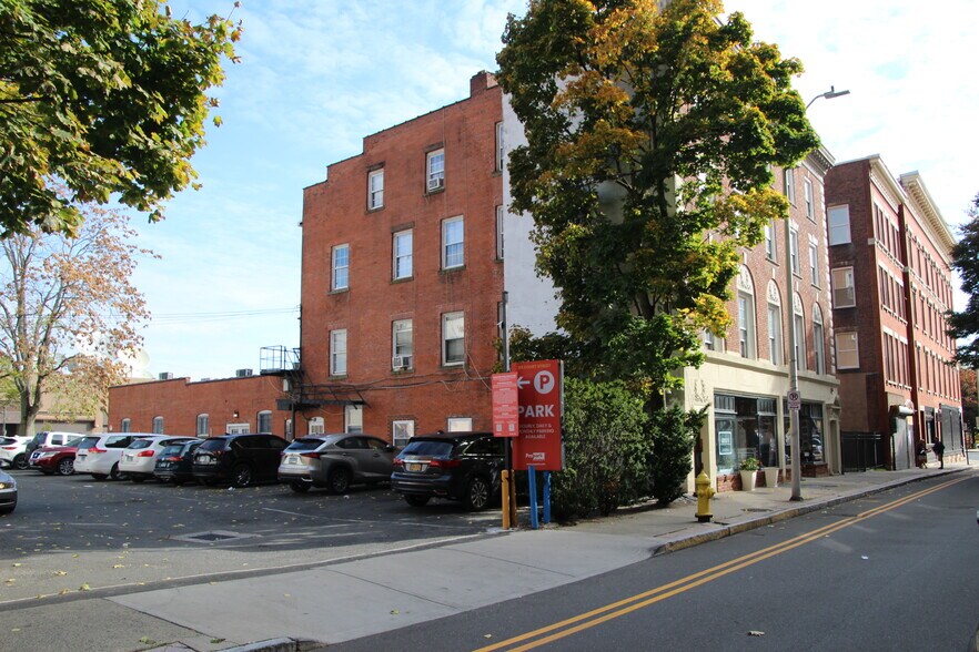 109 Court St, New Haven, CT à vendre - Photo du bâtiment - Image 2 de 5