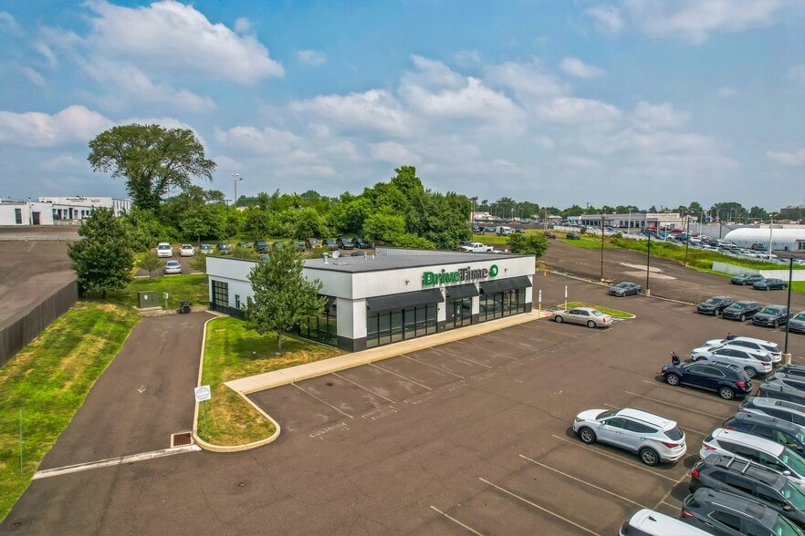 1816 E Lincoln Hwy, Langhorne, PA à vendre - Photo du bâtiment - Image 3 de 9