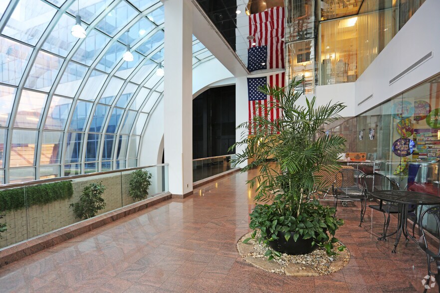 200 Old Country Rd, Mineola, NY à louer - Hall d’entrée - Image 3 de 9