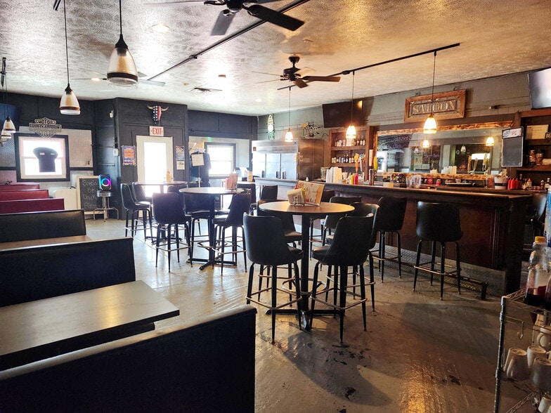 121 Starr Ave, Miltonvale, KS à vendre - Photo du bâtiment - Image 2 de 7