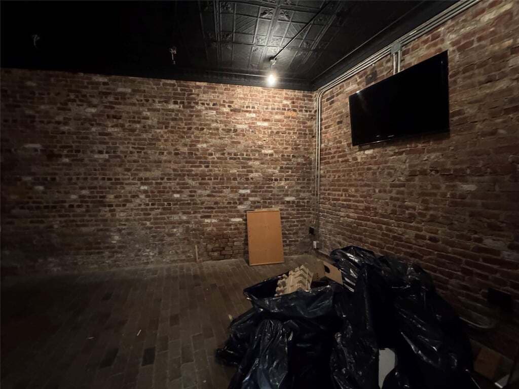 8101 Furmanville Ave, Middle Village, NY for lease Interior Photo- Image 1 of 17