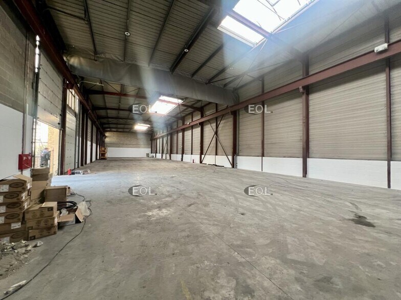 Flex in Le Thillay for lease - Building Photo - Image 2 of 4