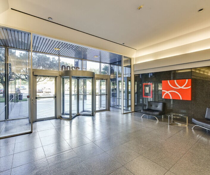 2300 Valley View Ln, Irving, TX à louer - Hall d’entrée - Image 2 de 8