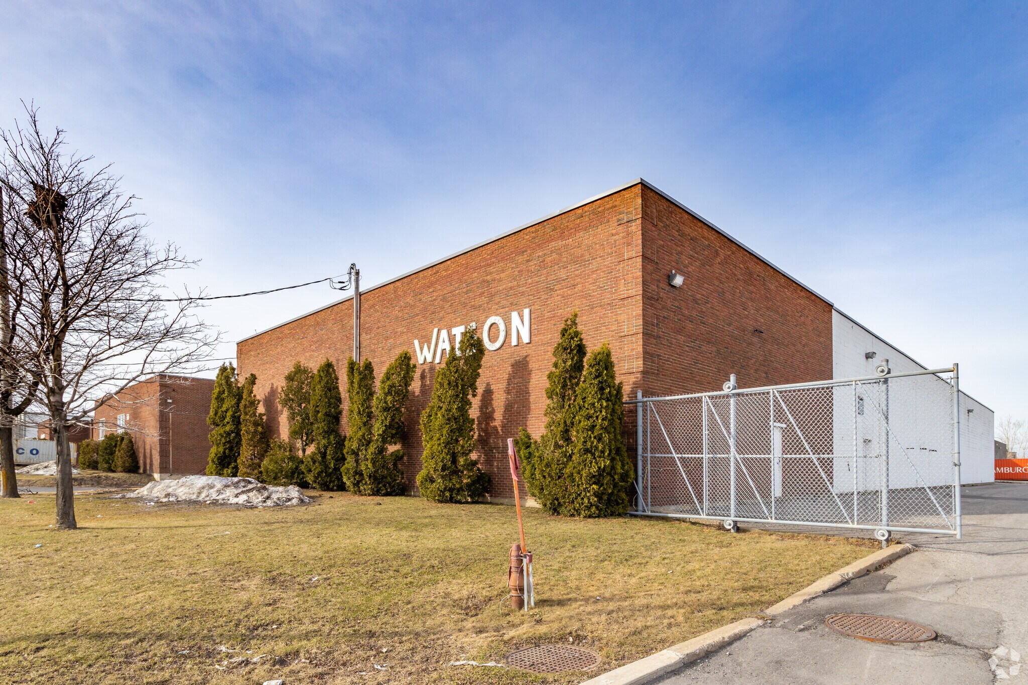 8301 Boul Parkway, Montréal, QC for lease Primary Photo- Image 1 of 4