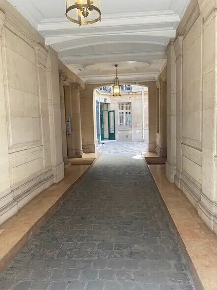 62 Rue François Ier, Paris for lease - Building Photo - Image 2 of 3