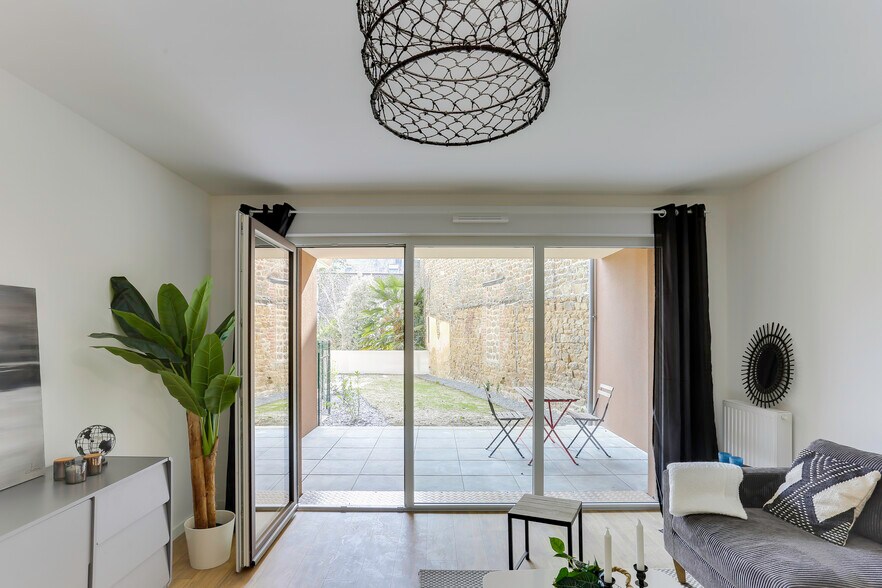 8 Rue de Bonabry, Fougères for sale - Building Photo - Image 2 of 4