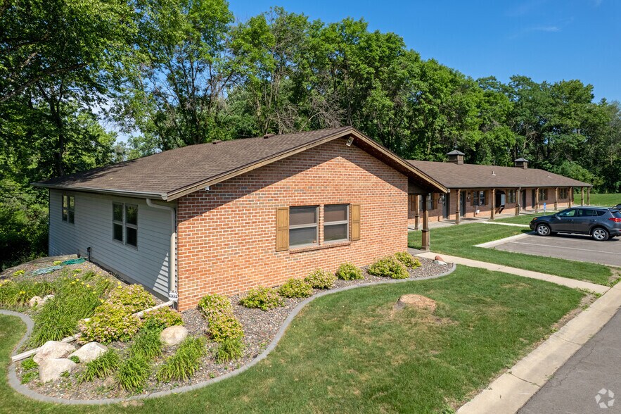 5 County Road B E, Saint Paul, MN à louer - Photo du bâtiment - Image 1 de 4