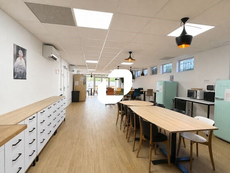 Office in Les Ulis for lease - Building Photo - Image 3 of 24