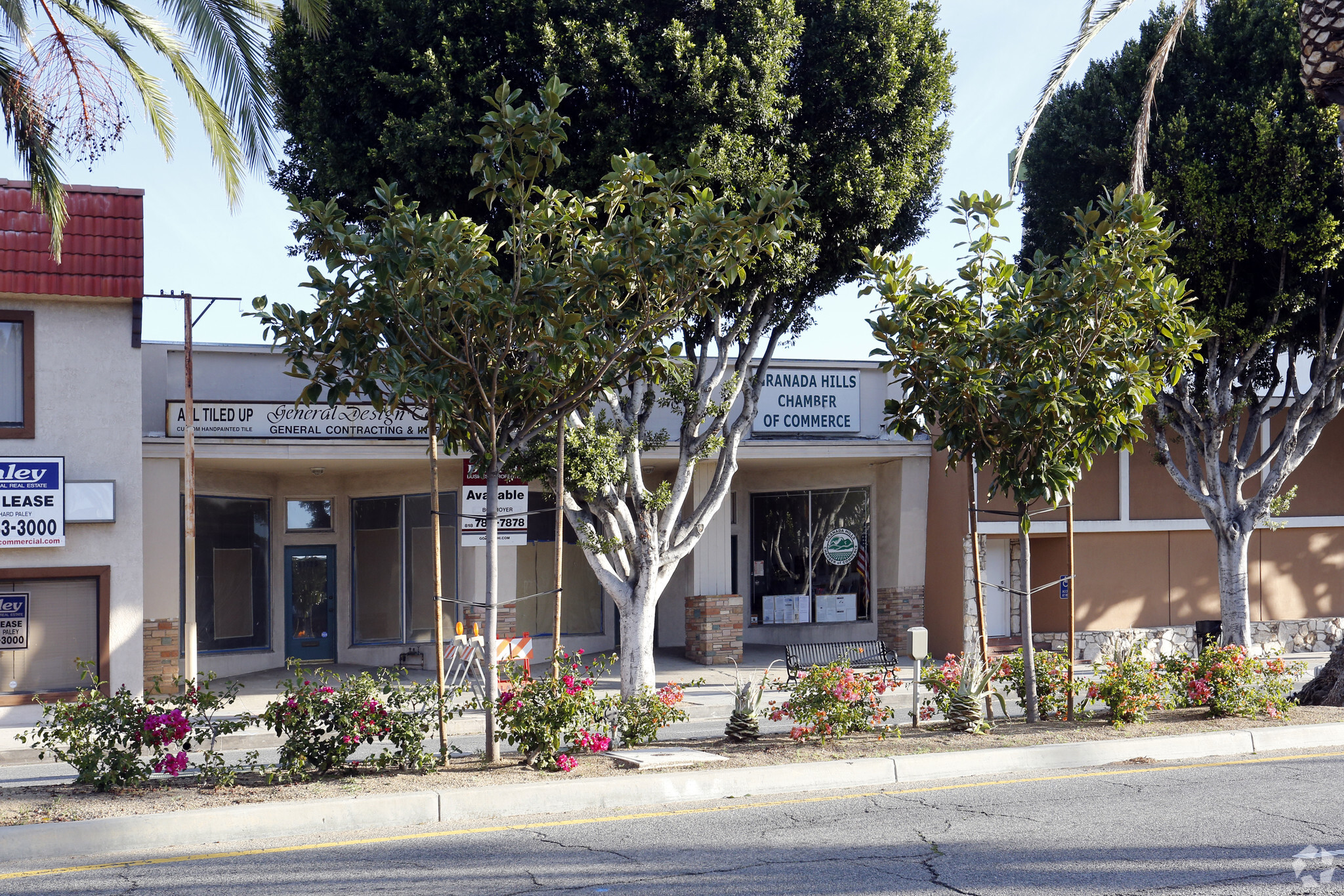 17723-17725 Chatsworth St, Granada Hills, CA à louer Photo principale- Image 1 de 6