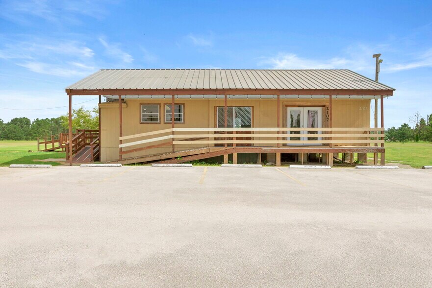 2107 N Houston Ave, Humble, TX à vendre - Photo du bâtiment - Image 3 de 13