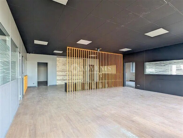 Flex in Saint-Malo for lease - Interior Photo - Image 1 of 12