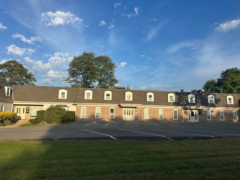 8437 Mayfield Rd, Chesterland, OH à louer - Photo du bâtiment - Image 3 de 8
