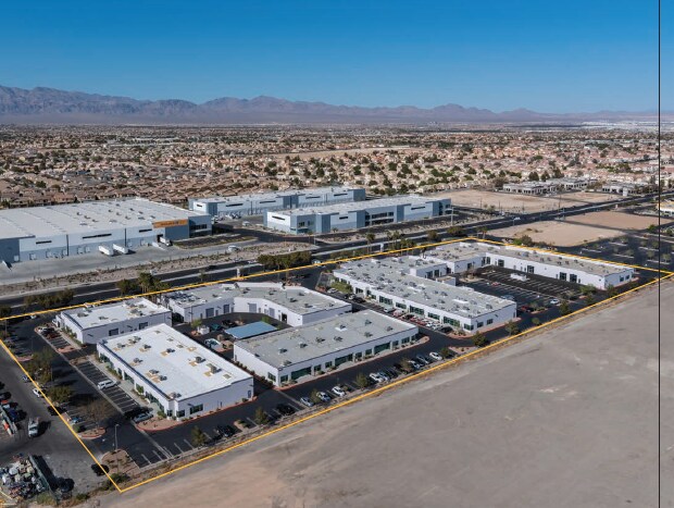 3825-3985 W Cheyenne Ave, North Las Vegas, NV à louer - Photo du bâtiment - Image 2 de 3
