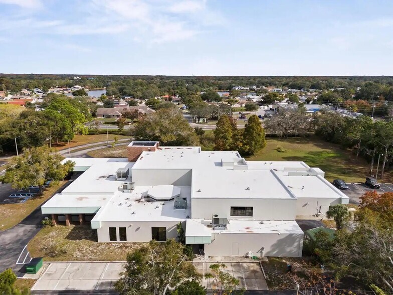 2127 Grand Blvd, Holiday, FL à vendre - Photo du bâtiment - Image 2 de 28