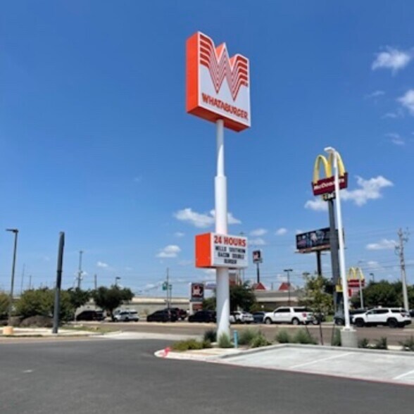 7025 San Dario Ave, Laredo, TX à louer - Photo du bâtiment - Image 3 de 5