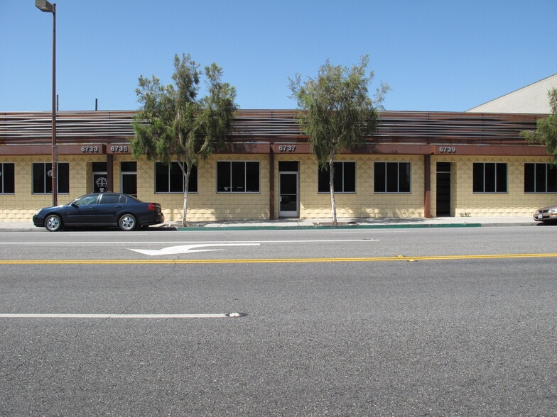 6725-6739 San Fernando Rd, Glendale, CA for lease - Building Photo - Image 2 of 11